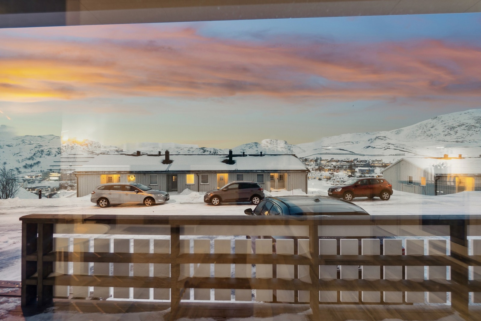 Fra stuen har du adkomst til en veranda med plass for utemøblement. Galleribilde