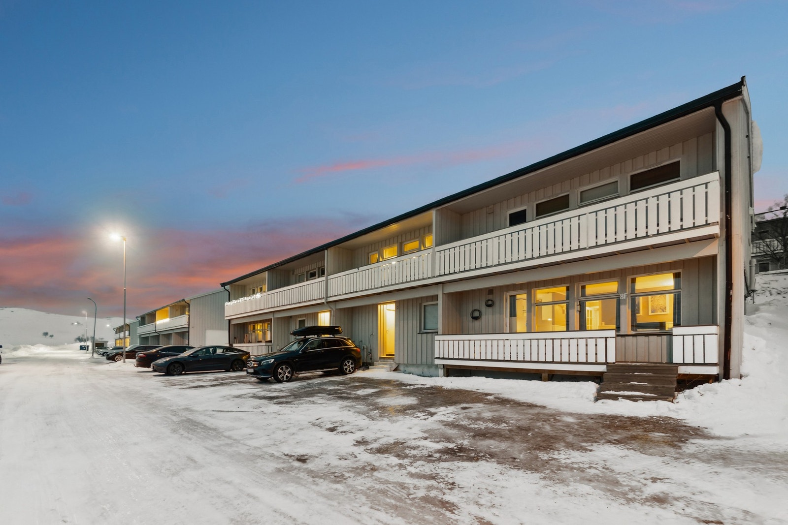 Her bor du med utsikt til storslåtte omgivelser, samt herlige tur- og friluftsområder rett utenfor inngangsdøren. Galleribilde