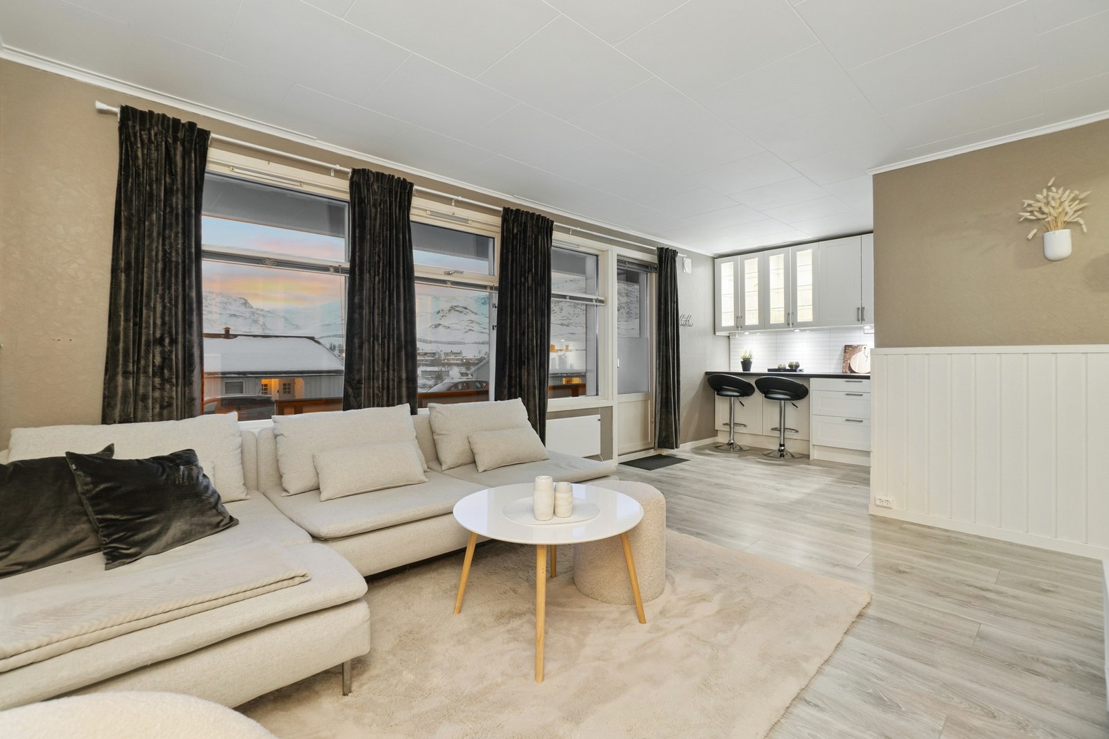 Stuen er utformet slik at det er enkelt å møblere. Det ble byttet gulv på kjøkken og stue i 2022. Galleribilde