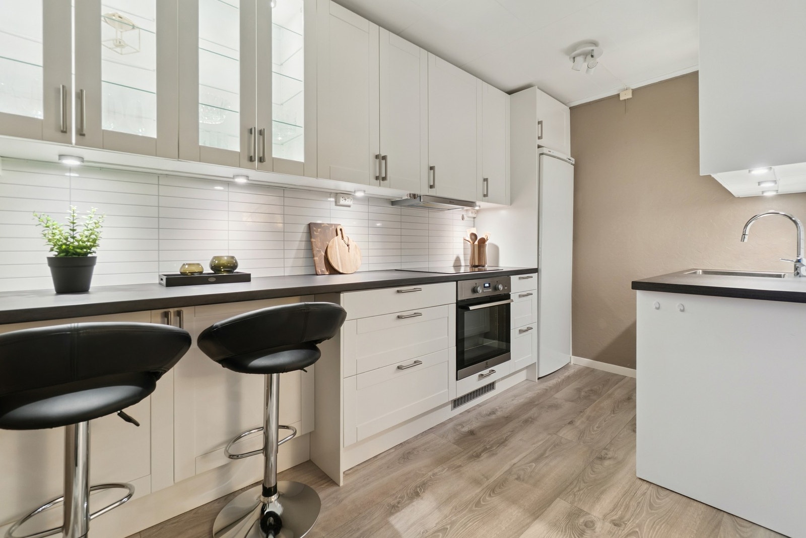 Kjøkkeninnredningen ble satt inn i 2020 og har en tidløs og lys utførelse med en mørk benkeplate, som gir et moderne inntrykk. Galleribilde