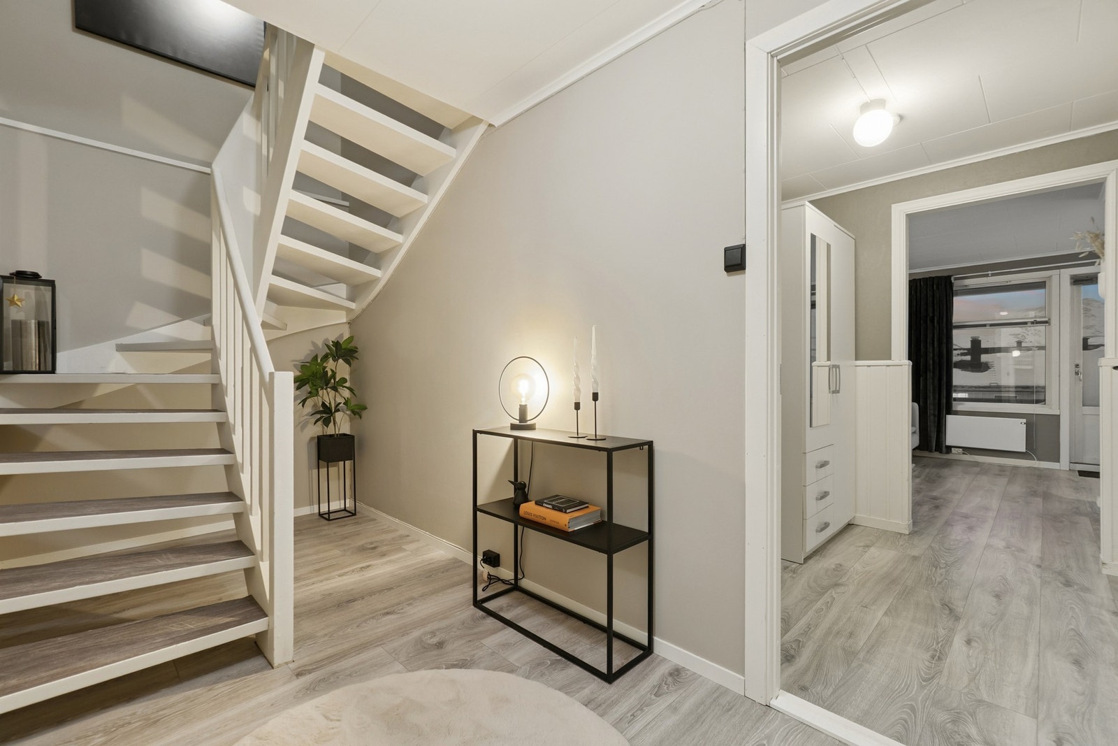 Fra entréen finner du en trapp ned til leilighetens hovedplan. Alt elektrisk som er utført under selgers botid er dokumentert i boligmappa. Galleribilde