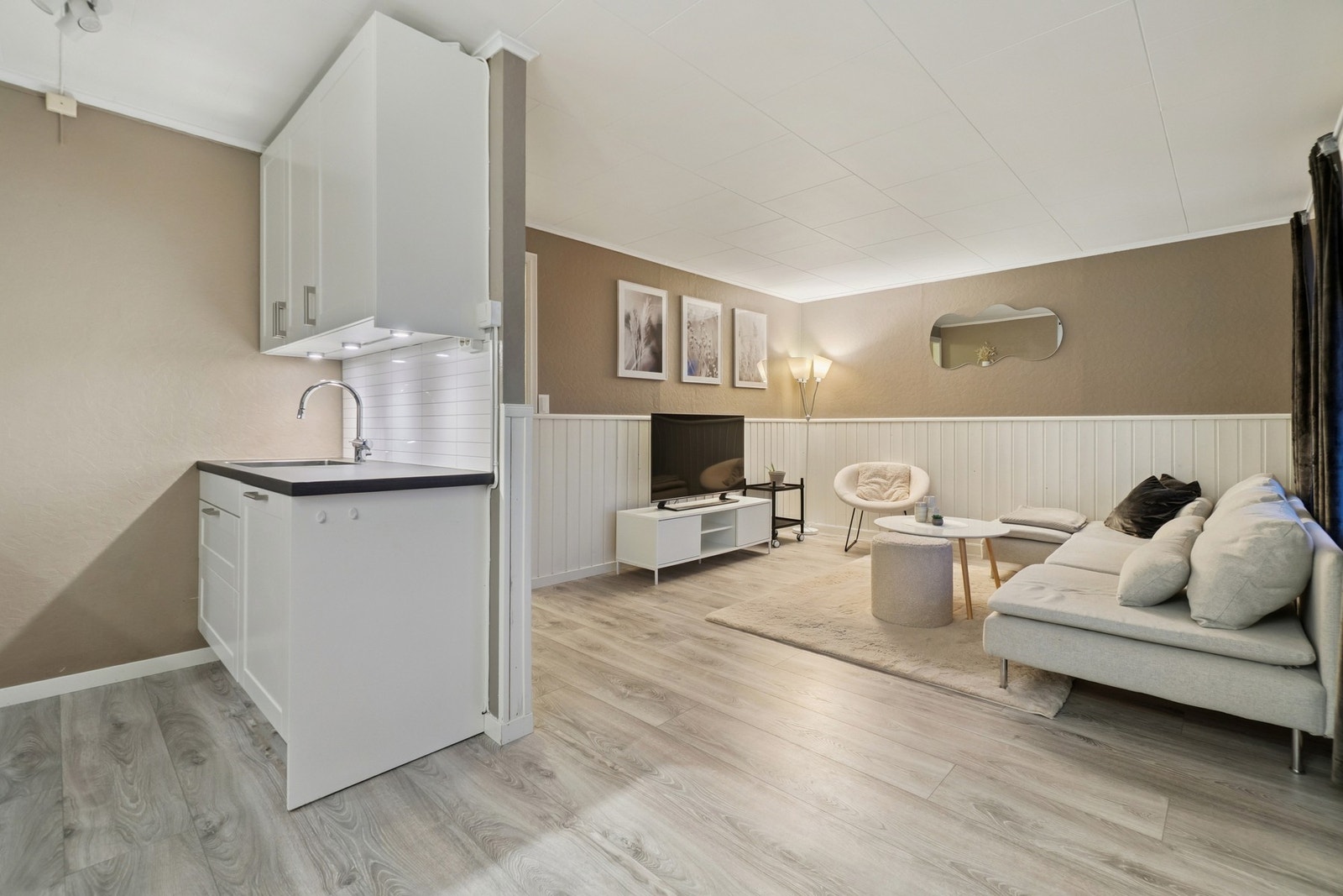 Innredningen er todelt for god utnyttelse av plassen. De fleste tak og taklister i leiligheten ble malt i 2022. Galleribilde