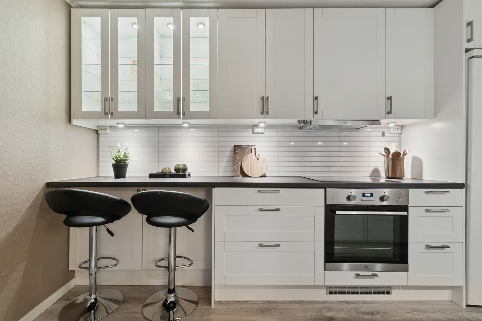 I tilknytning til stuen finner du kjøkkenet i en delvis åpen planløsning. Galleribilde