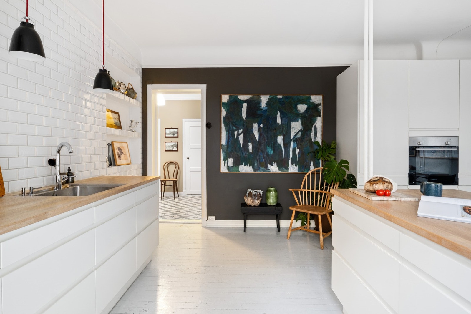 Det er montert integrerte hvitevarer på kjøkkenet. Galleribilde