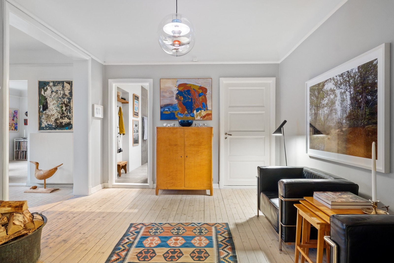 Delikate farger på veggene skaper en fin overgang mellom tregulvene og de lyse takflatene. Galleribilde