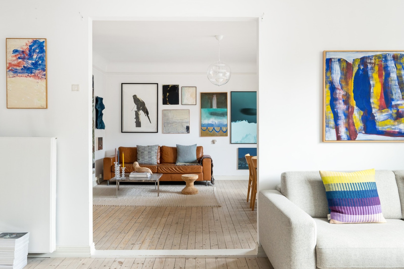 Det er nydelige lyslinjer i boligen. Galleribilde