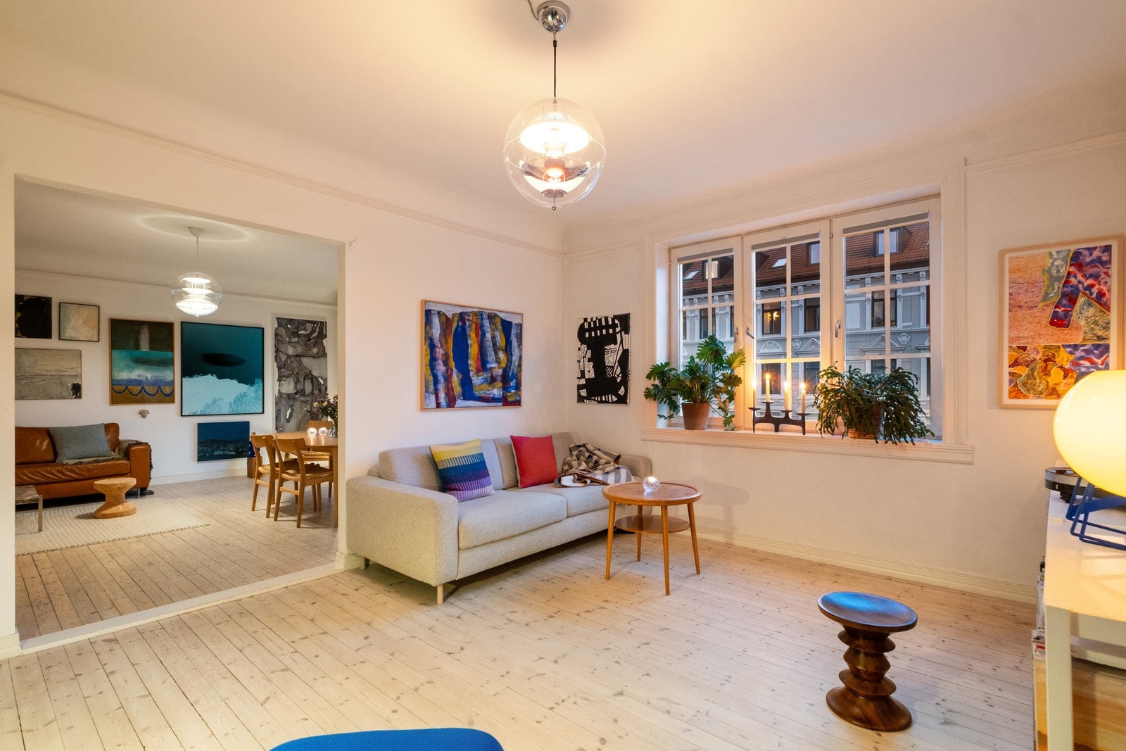 Om kvelden skifter atmosfæren i boligen og gir en lun og avslappet ramme. Galleribilde