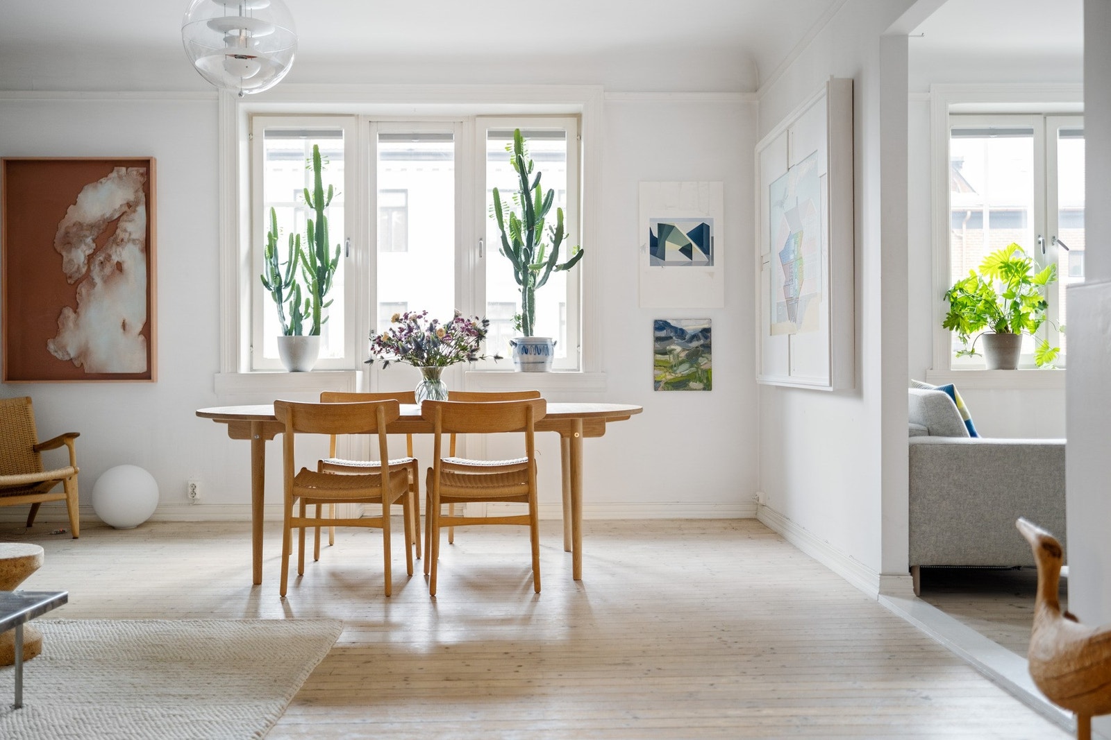 Klassiske, dype vindusposter legger til rette for å komplettere med planter og dekorelementer. Galleribilde