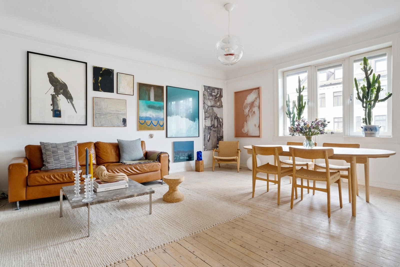 Store vindusflater slipper inn rikelig med naturlig dagslys. Galleribilde