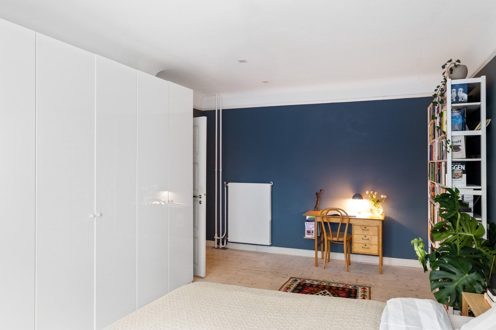 Dempede farger og lune tregulv gjør det enkelt å falle til ro om kvelden. Galleribilde