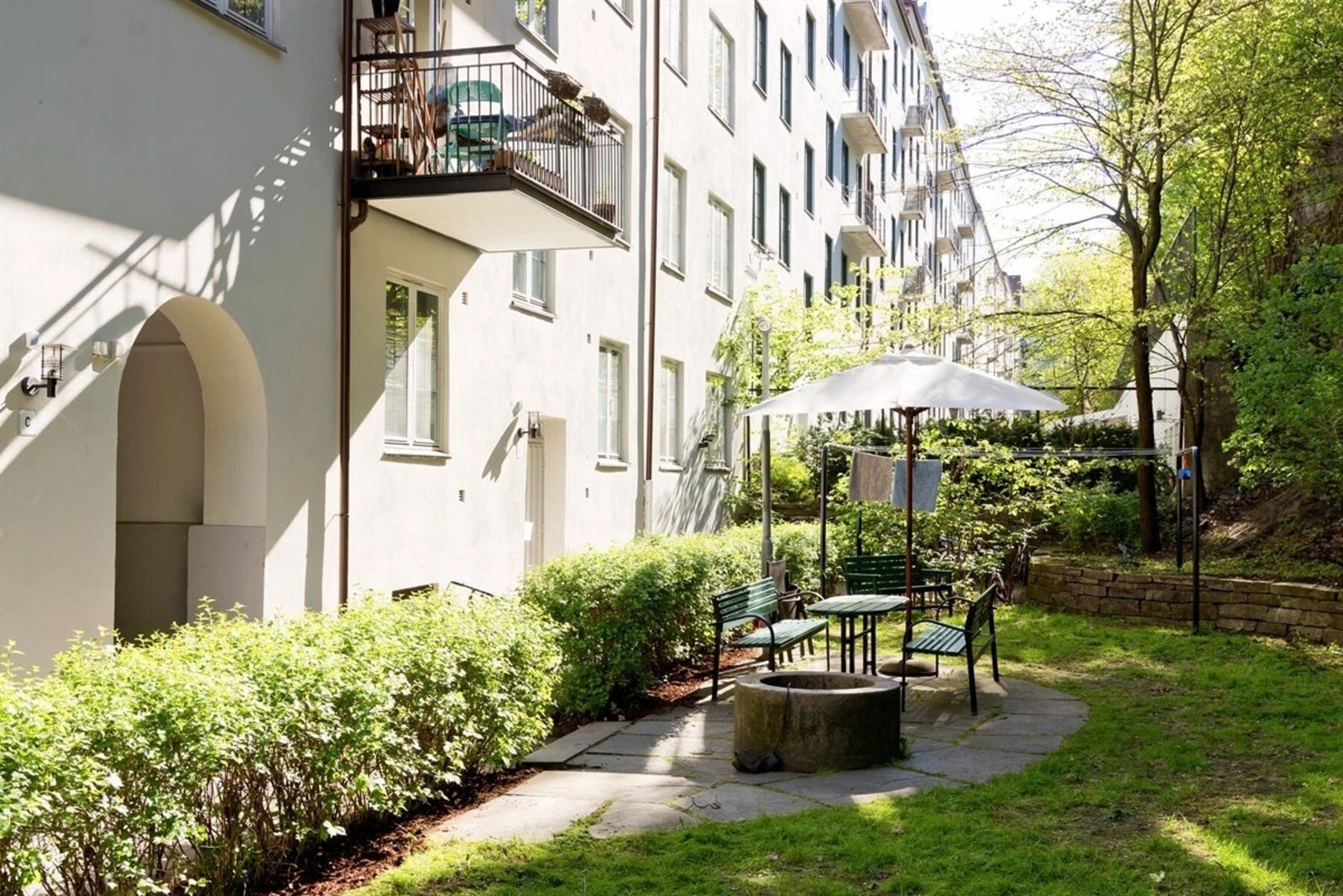 Sameiet har et rolig og skjermet gårdsrom. Galleribilde