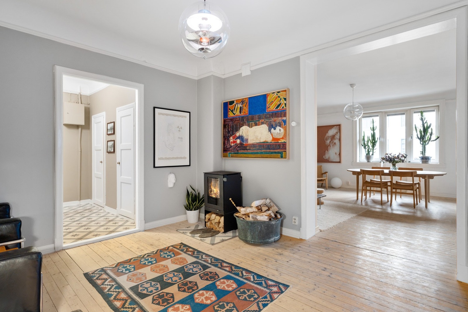 I hallen/mellomstuen ble det montert en lekker og effektiv vedovn i 2020. Pipeløpene ble oppgradert i 2019. Galleribilde