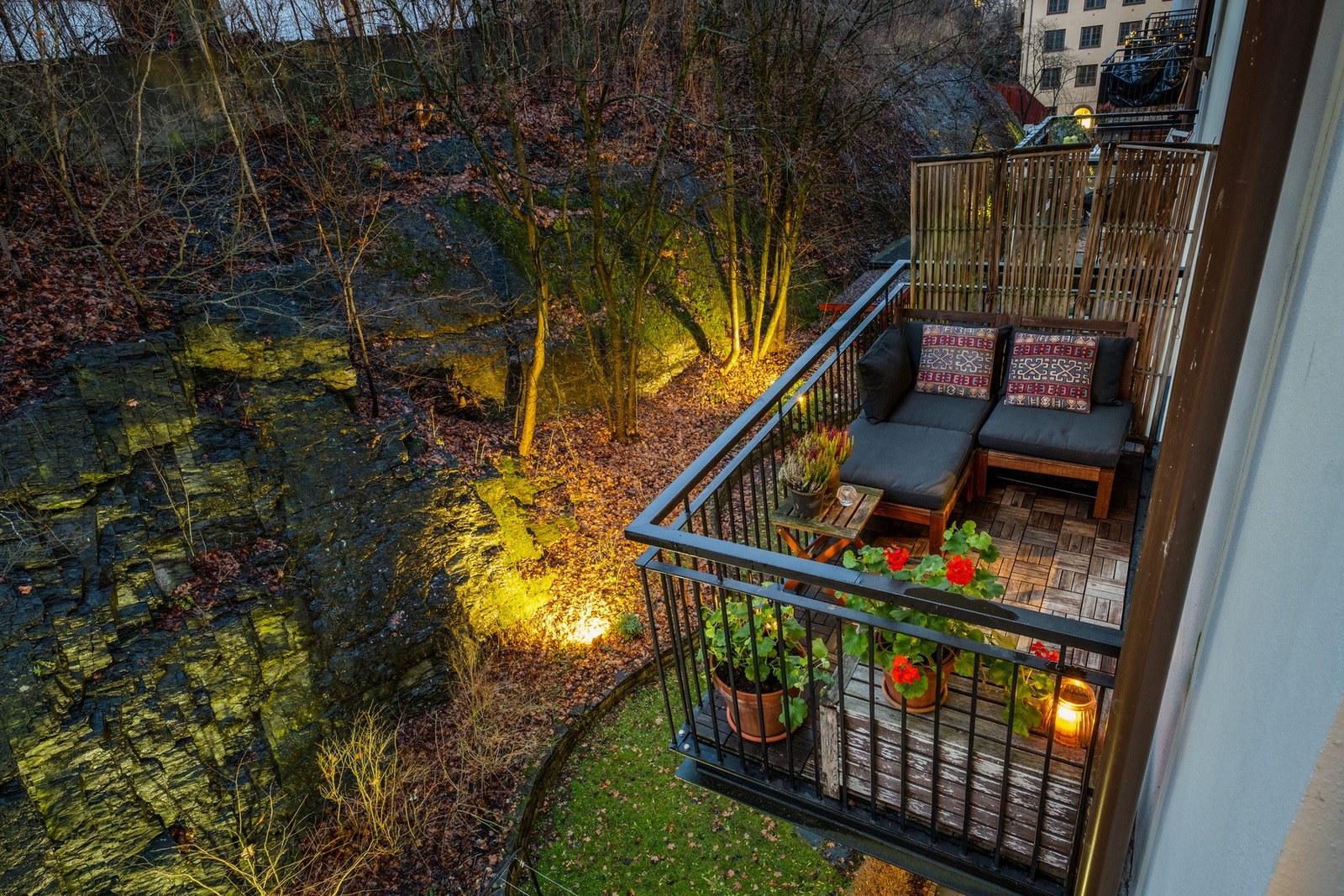 Balkongen utenfor kjøkkenet vender mot rolige grøntarealer. Galleribilde