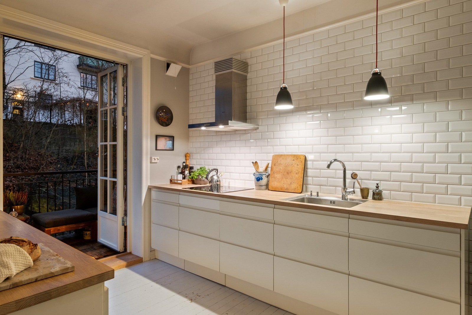 Kjøkkenet har innredning fra HTH. Galleribilde