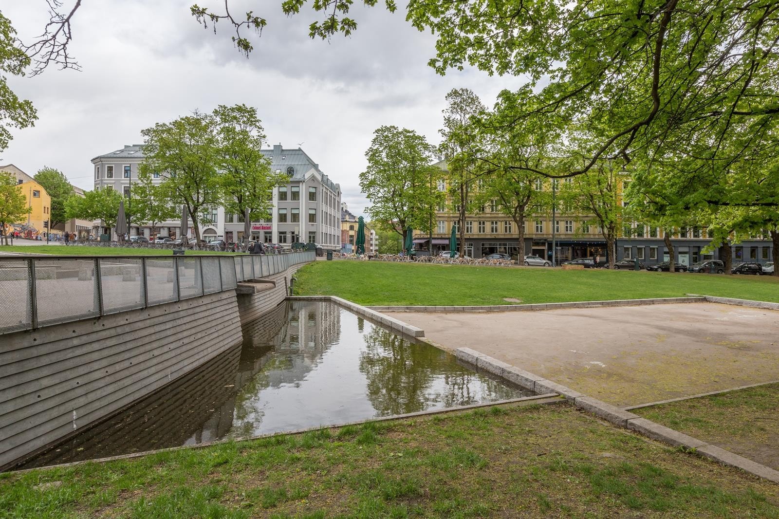 Rett utenfor eiendommen ligger Alexander Kiellands plass som byr på fine parkområder, restauranter og en rekke servicetilbud Galleribilde