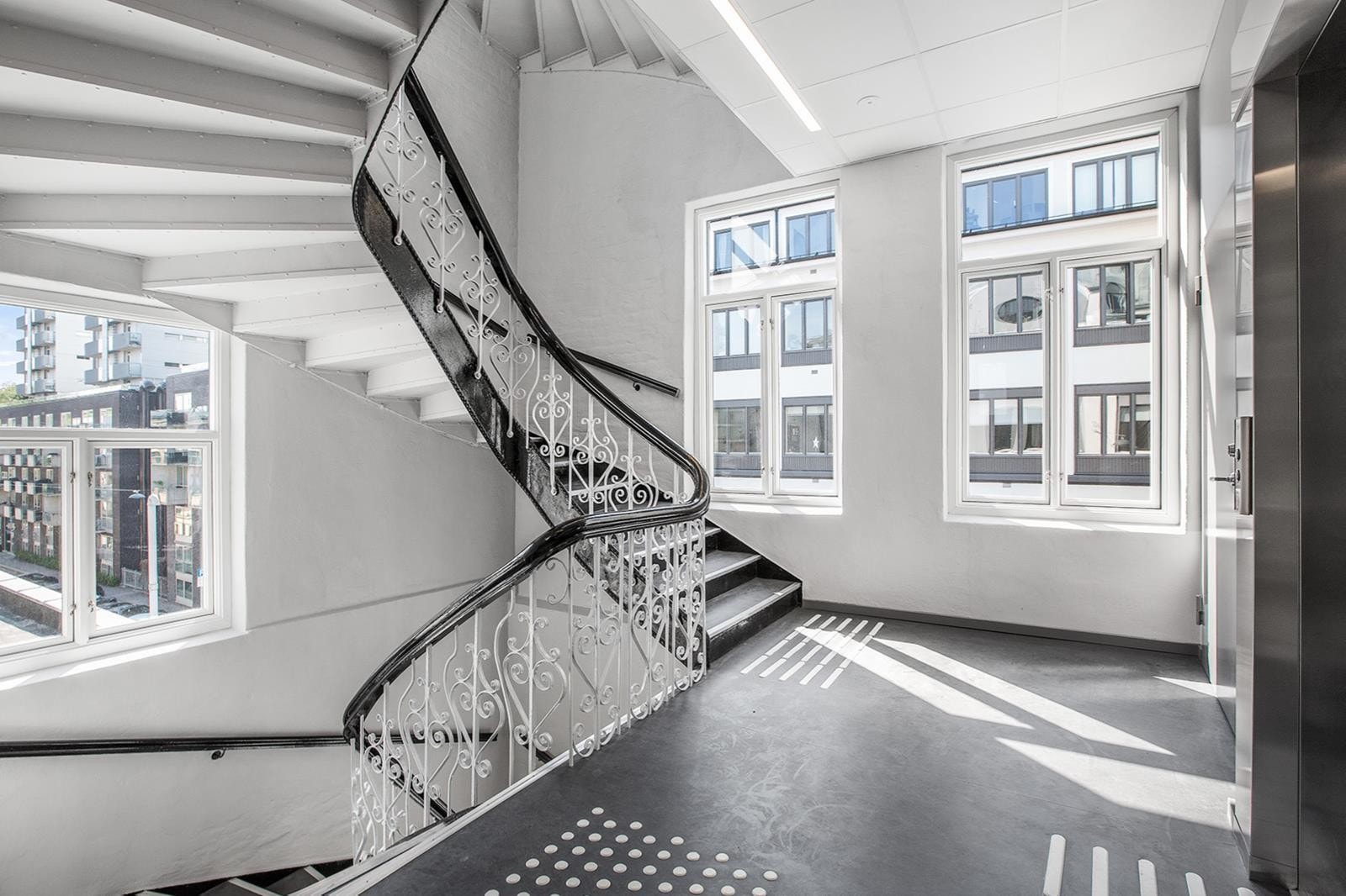 Trappeoppgang med heis til leilighetene Galleribilde