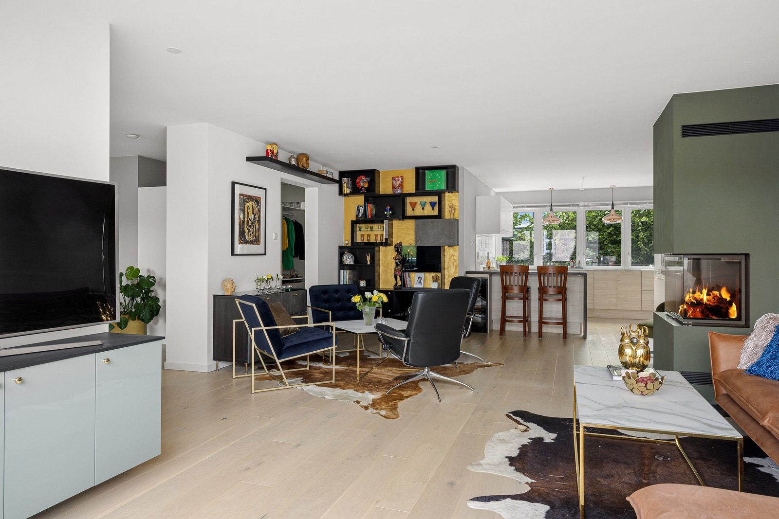 Lys og romslig stue/spisestue med plass til å møblere i flere soner Galleribilde