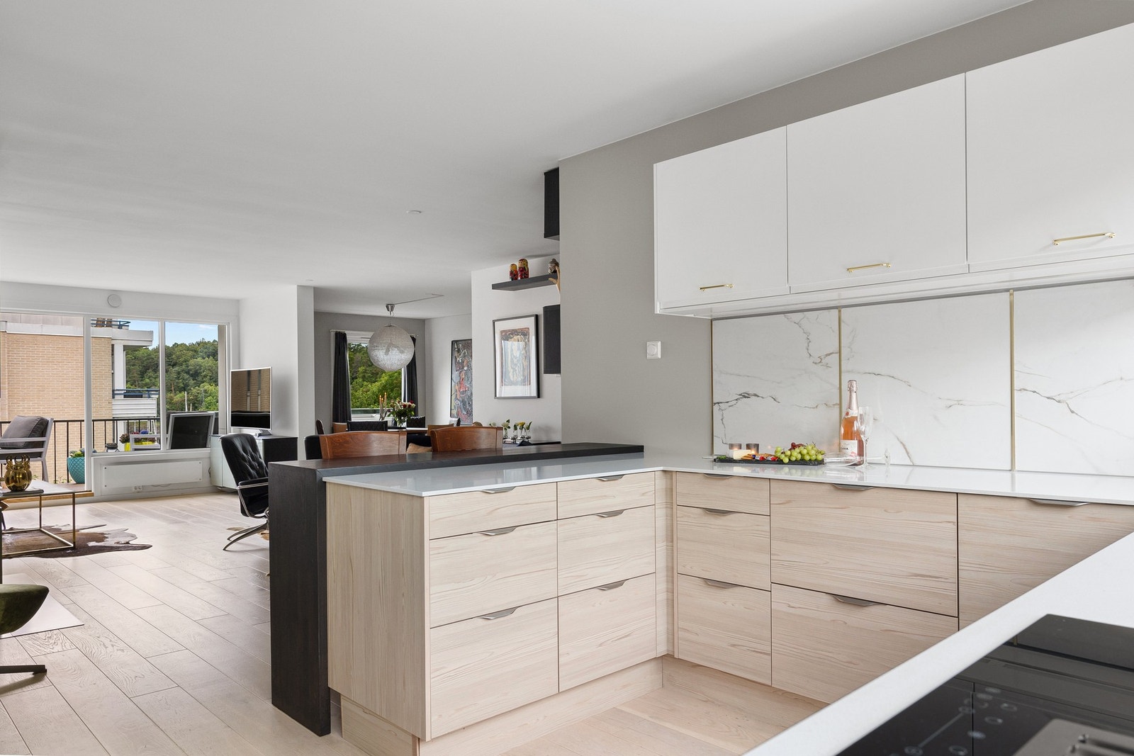 Integrerte hvitevarer inkluderer platetopp, komfyr, oppvaskmaskin, vinskap, kjøl- og fryseskap Galleribilde