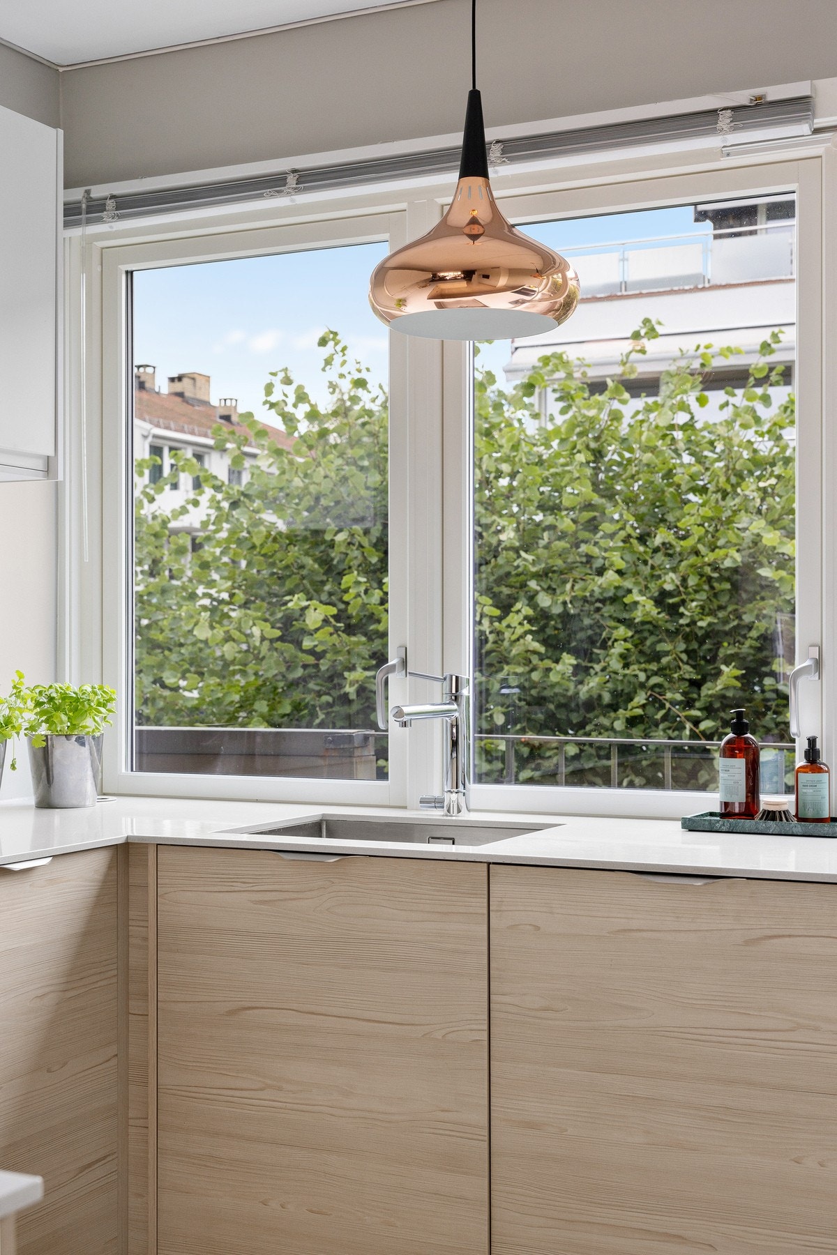 Alle hvitevarer på kjøkkenet medfølger handelen Galleribilde