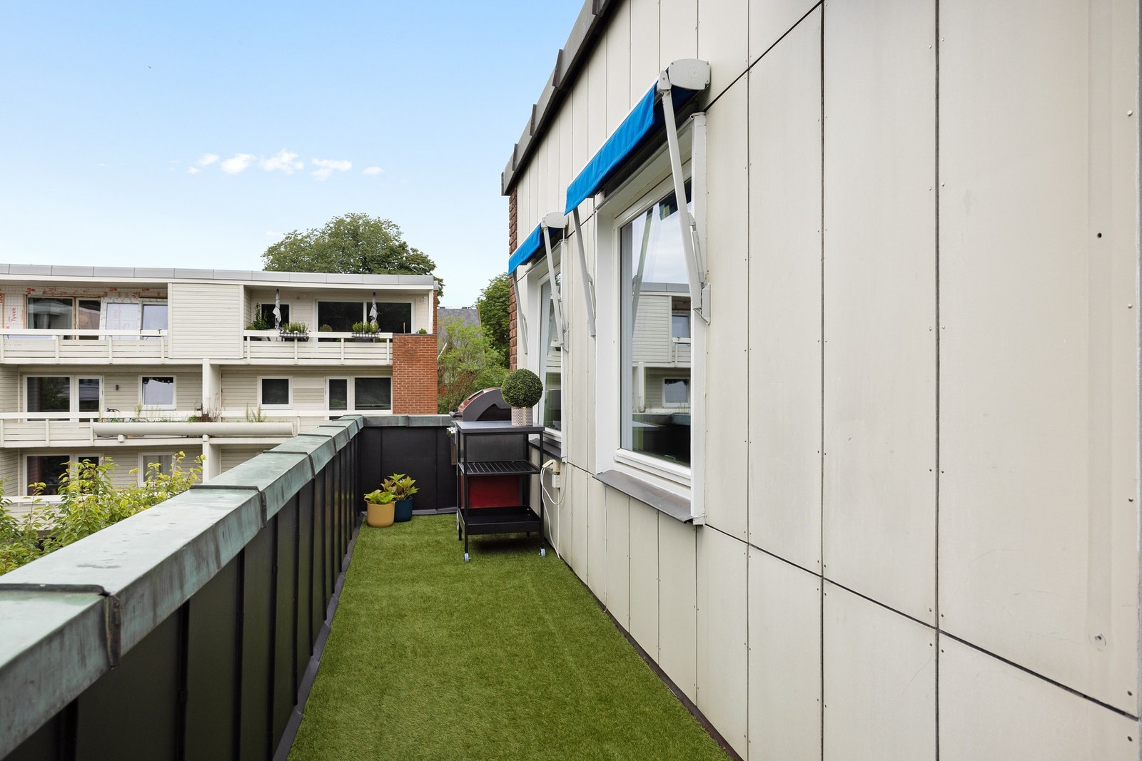 Lagt nytt dekke av Fiberon kompositt terrassebord i april 2020 og kunstgressdekke Galleribilde