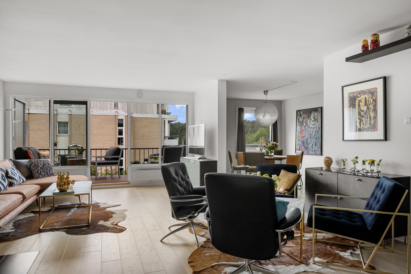 En stor topp- og endeleilighet med etterspurte kvaliteter som solfylt takterrasse på 17 kvm, moderne standard, peis, carport med ladepunkt for elbil Galleribilde