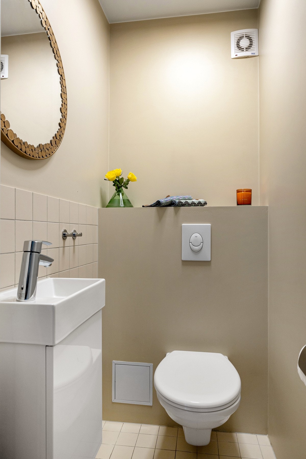 I tillegg er det et eget praktisk toalettrom med gulvvarme Galleribilde