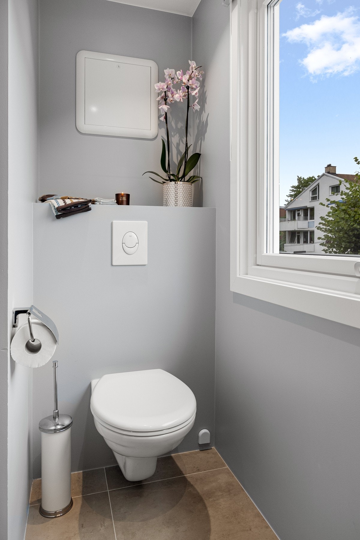 Bad nr. 2 er utstyrt med servant med slette fronter, veggmontert toalett (kverntoalett), dusjhjørne og opplegg for vaskemaskin Galleribilde