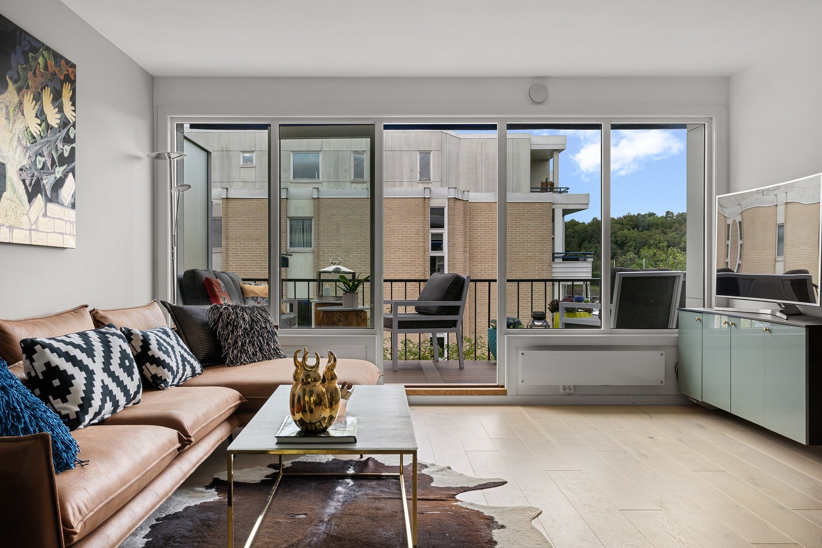 Store vindusflater slipper inn godt med naturlig lys Galleribilde