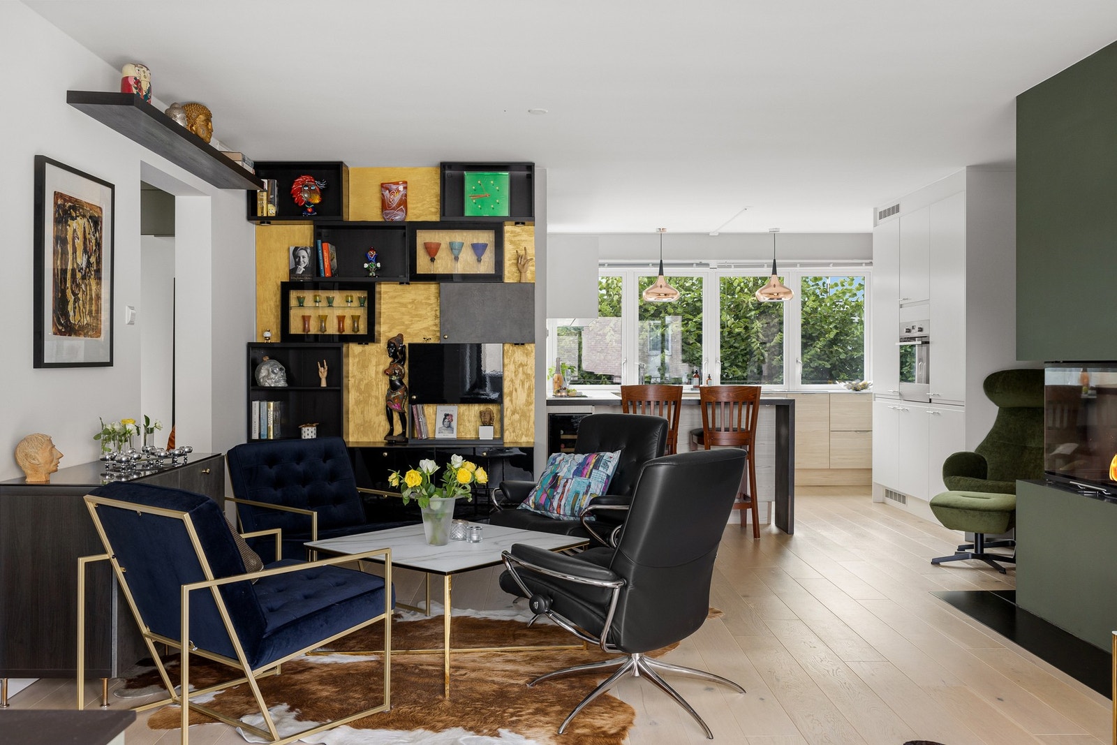 Boligen har lyse overflater og lysinnslipp fra hver side av rommet Galleribilde