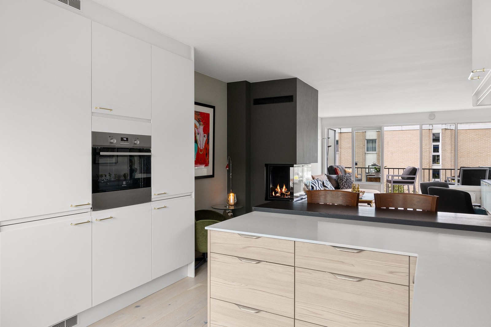 Barløsningen skiller stue og kjøkken på en naturlig måte og er et hyggelig sted å nyte frokosten Galleribilde