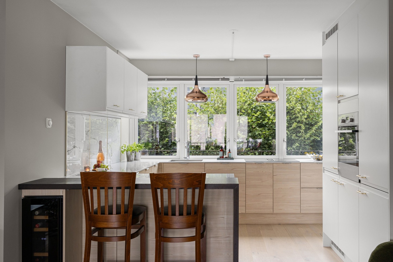 Pent HTH-kjøkken fra 2019/2020 med store arbeidsflater Galleribilde