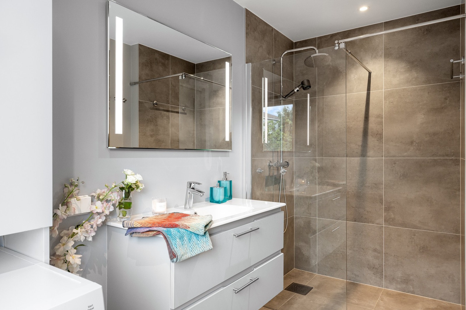 Leiligheten har to baderom som er totaloppusset i 2019 Galleribilde