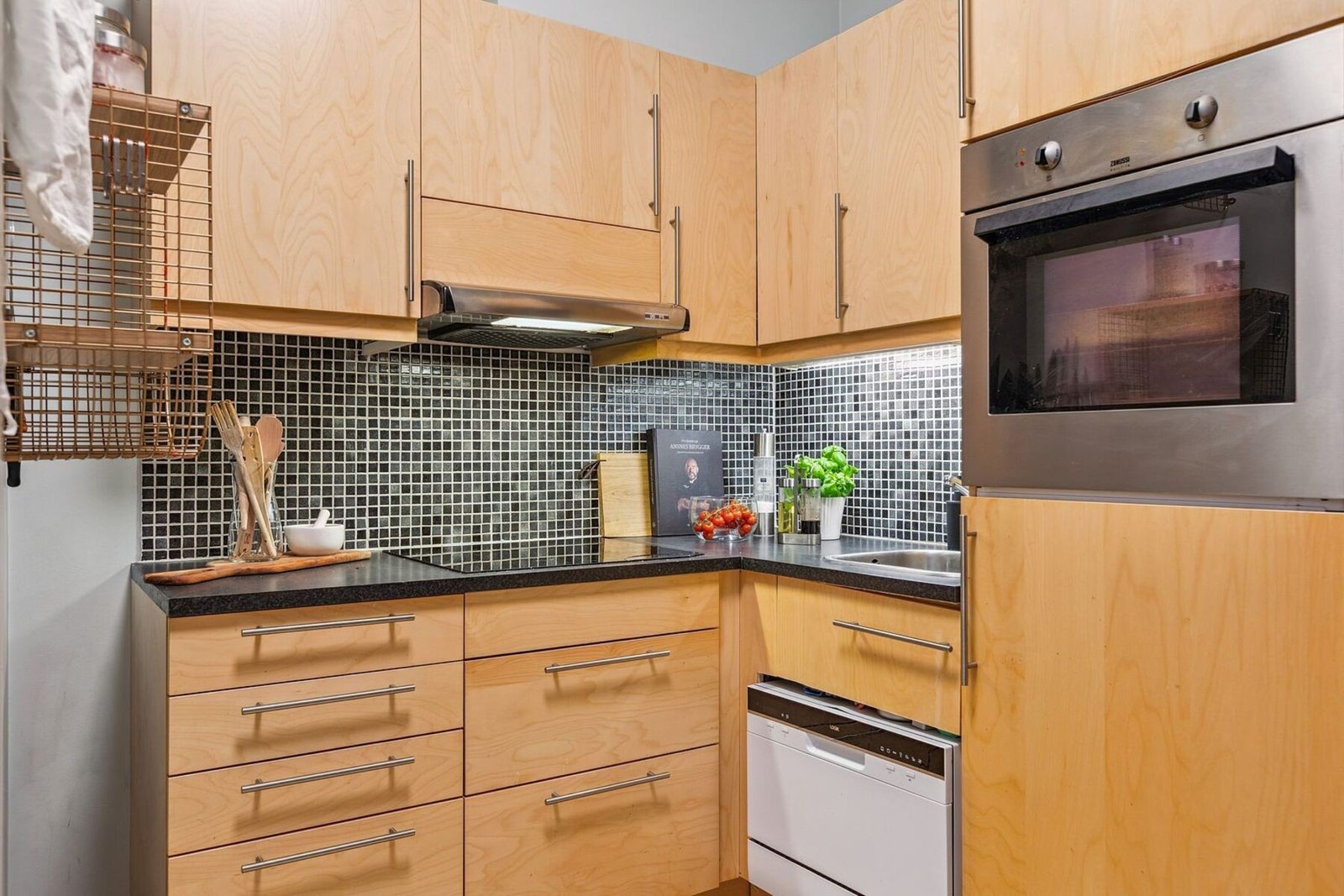 Kjøkkenet utgjør 3,5 kvadratmeter og er effektivt utformet med praktiske arbeidsflater og god funksjonalitet. Galleribilde