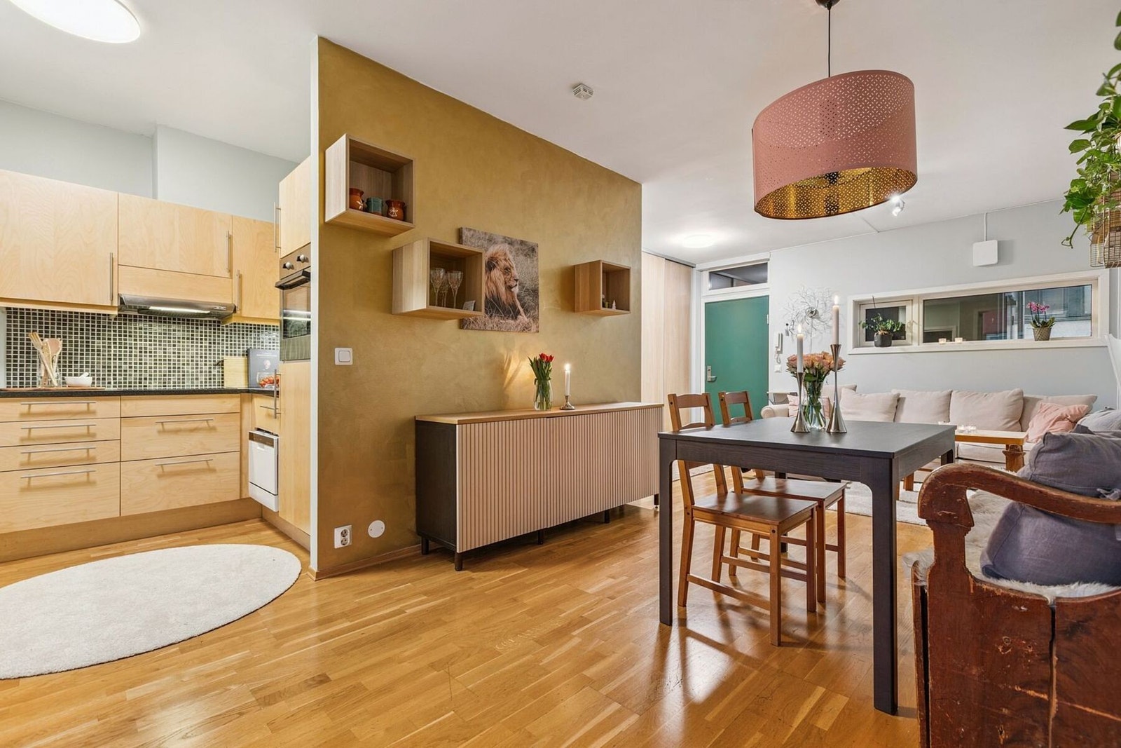 En lys og tiltalende 2-roms leilighet med en gjennomtenkt og arealeffektiv planløsning som gir gode romløsninger og høy bokomfort. Galleribilde