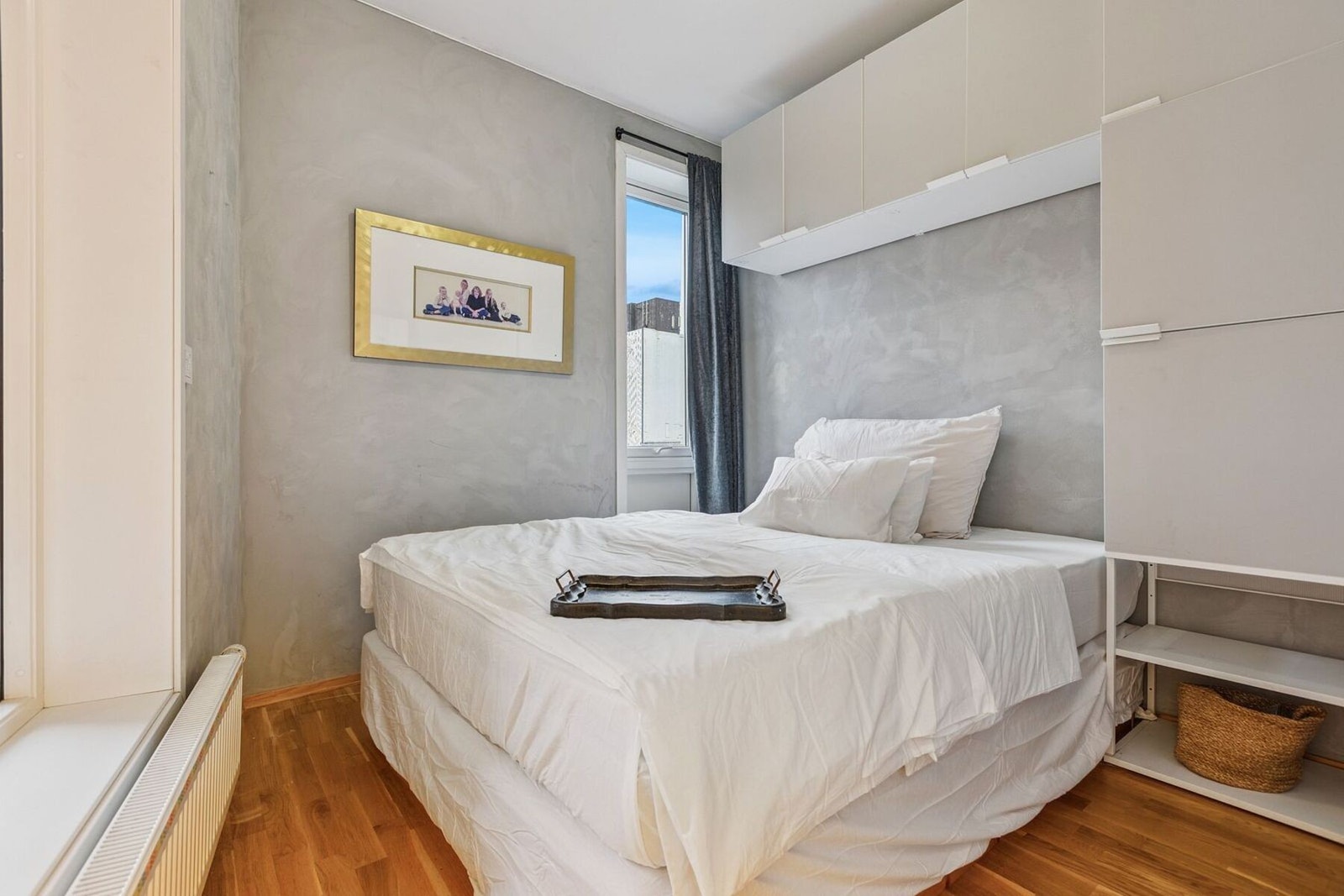 Lyst soverom som måler 7 kvadratmeter med god plass til stor seng og skapplass. Galleribilde