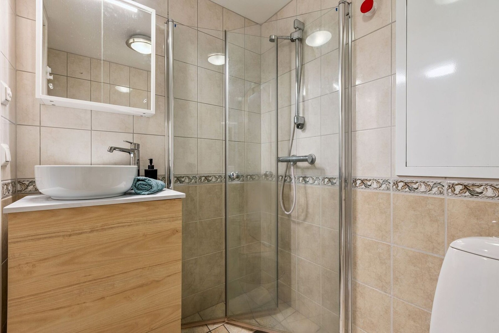 Badet har gulvvarme via fjernvarmeanlegg samt innfellbare dusjdører. Galleribilde