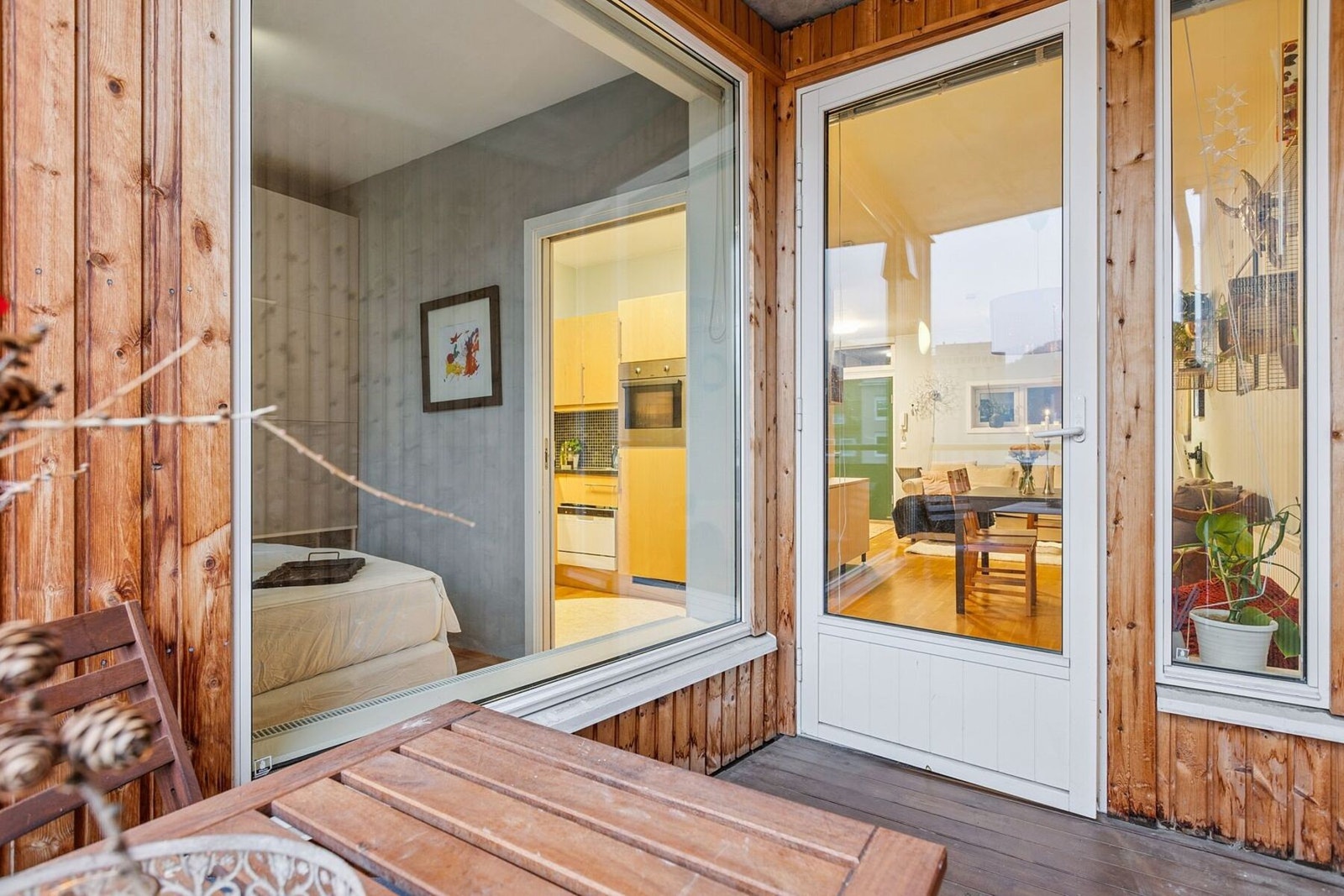 Takoverbygd vestvendt balkong på 5 kvadratmeter som sikrer gode solforhold på ettermiddag- og kveldstid. Galleribilde