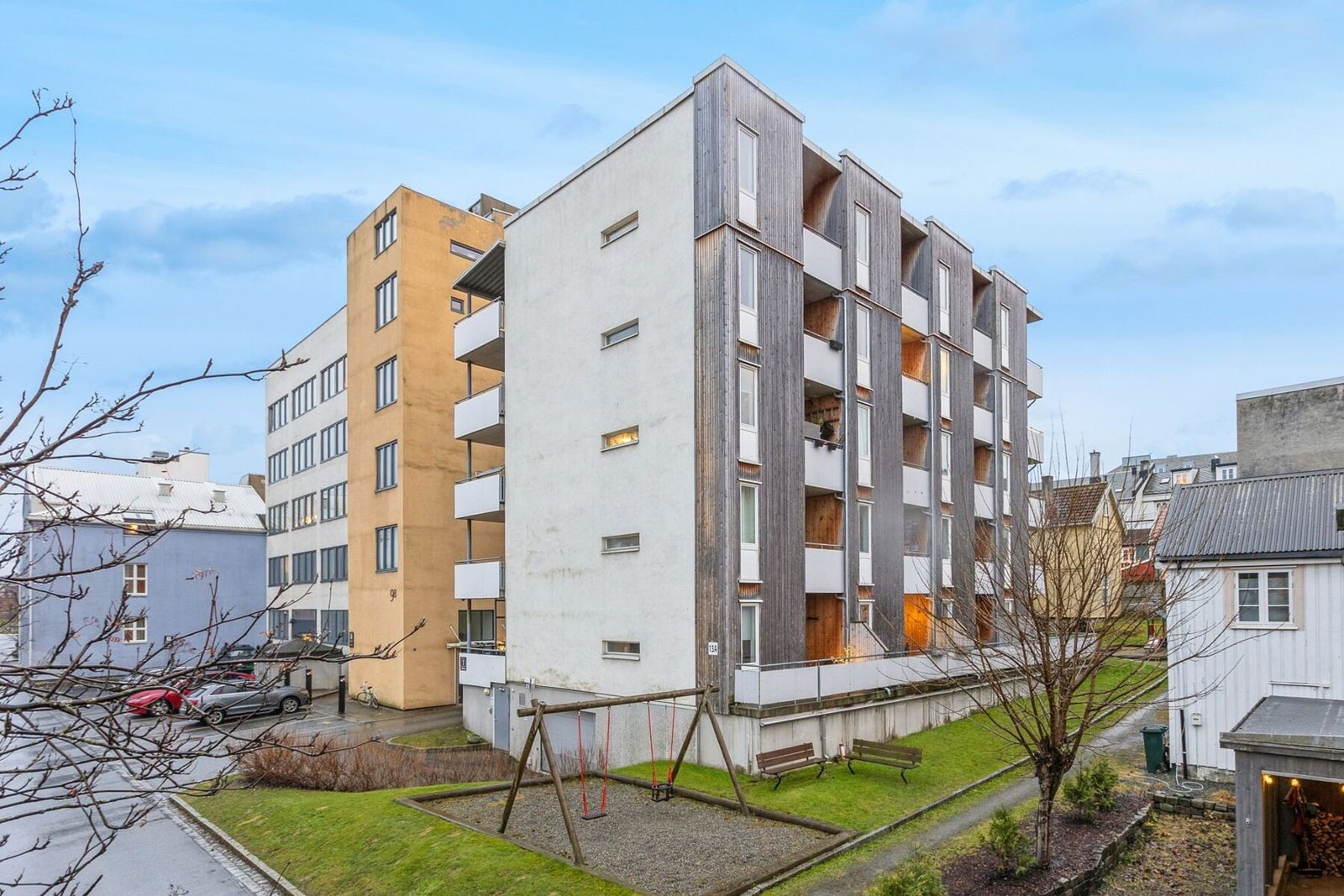 Urban og attraktiv beliggenhet like utenfor bykjernen, som gir en tilbaketrukket og rolig bosituasjon, samtidig som du bor i umiddelbar nærhet til byens fasiliteter og byrom. Galleribilde