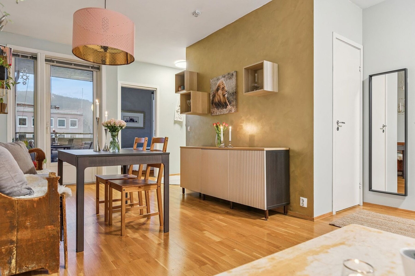 Leiligheten byr på av generøs takhøyde som sikrer en god og luftig boatmosfære. Galleribilde