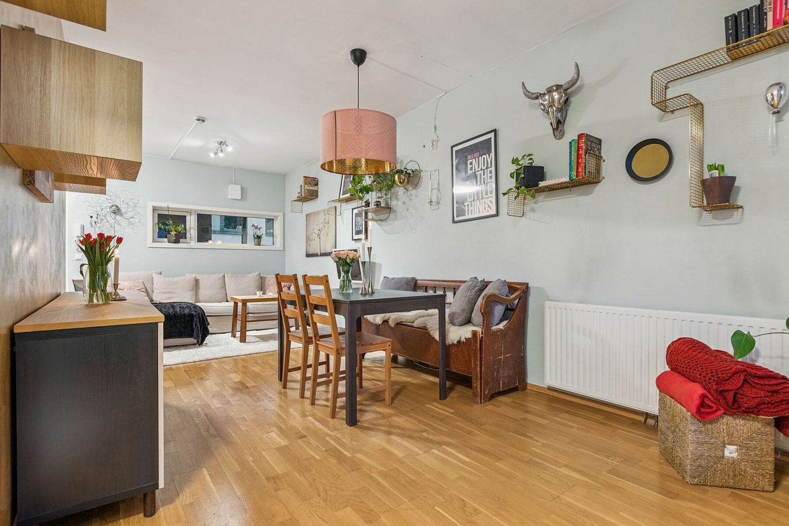 Stuen måler hele 25 kvadratmeter og gir rikelig plass til etablering av gode, funksjonelle og sosiale soner. Galleribilde