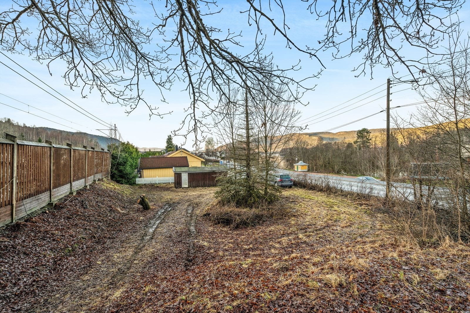 Eiendommen er på hele 1 107 kvm og ligger i lett skrånende terreng. Her har man gode muligheter til å lage seg en flott eiendom. Galleribilde