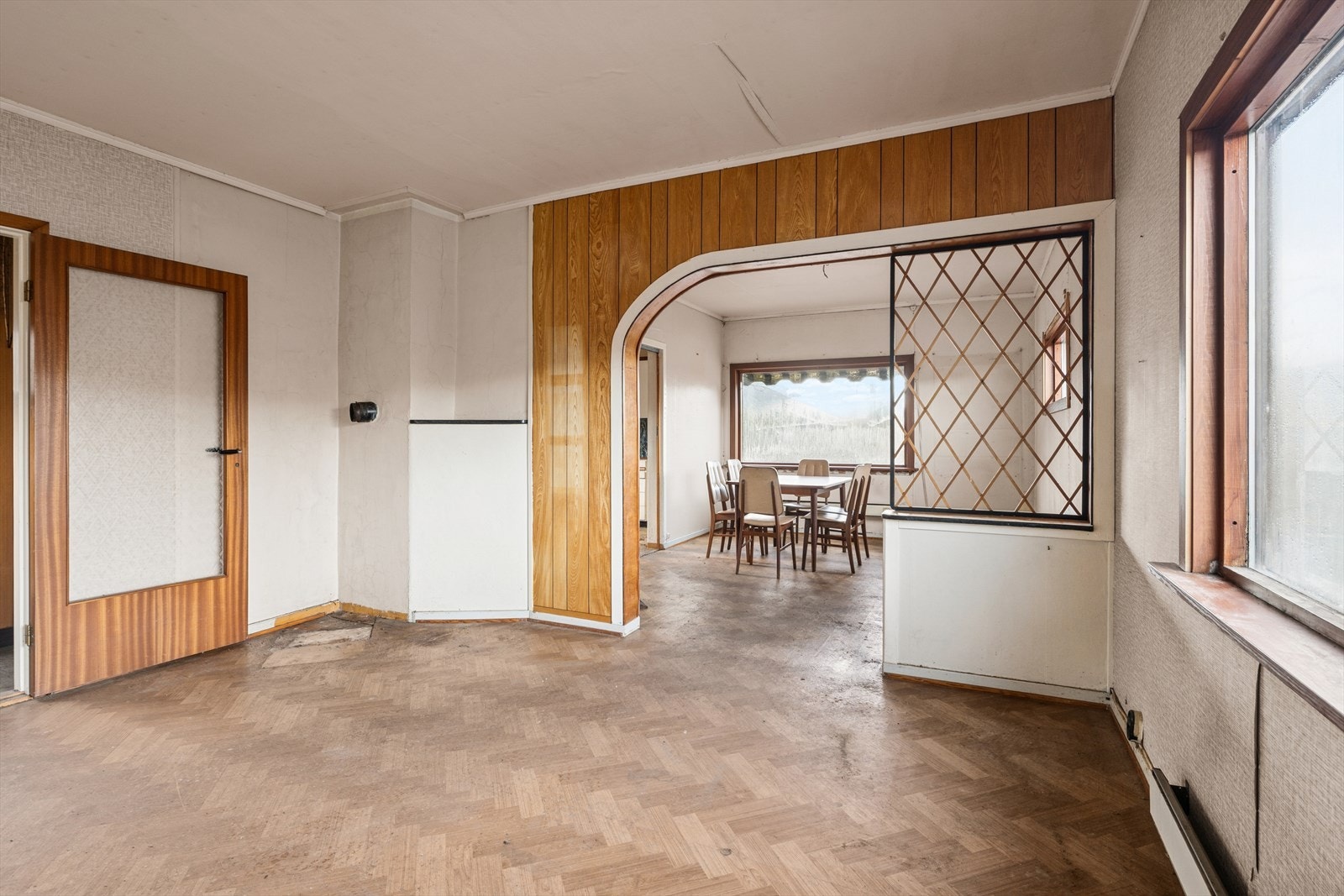 Stuen er romslig og inndelt i to soner. Her har man store vindusflater og gode møbleringsmuligheter. Galleribilde