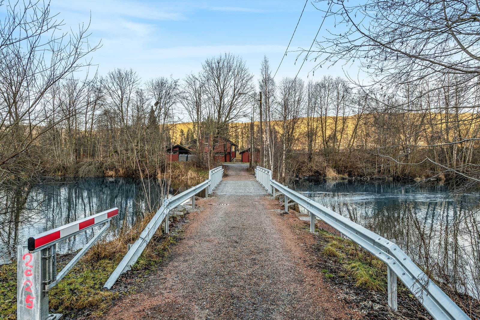 Fra boligen er det kun få minutters gange til idylliske Sølfastøya som ligger midt i Drammenselva med lekeplass og store grøntområder. Galleribilde