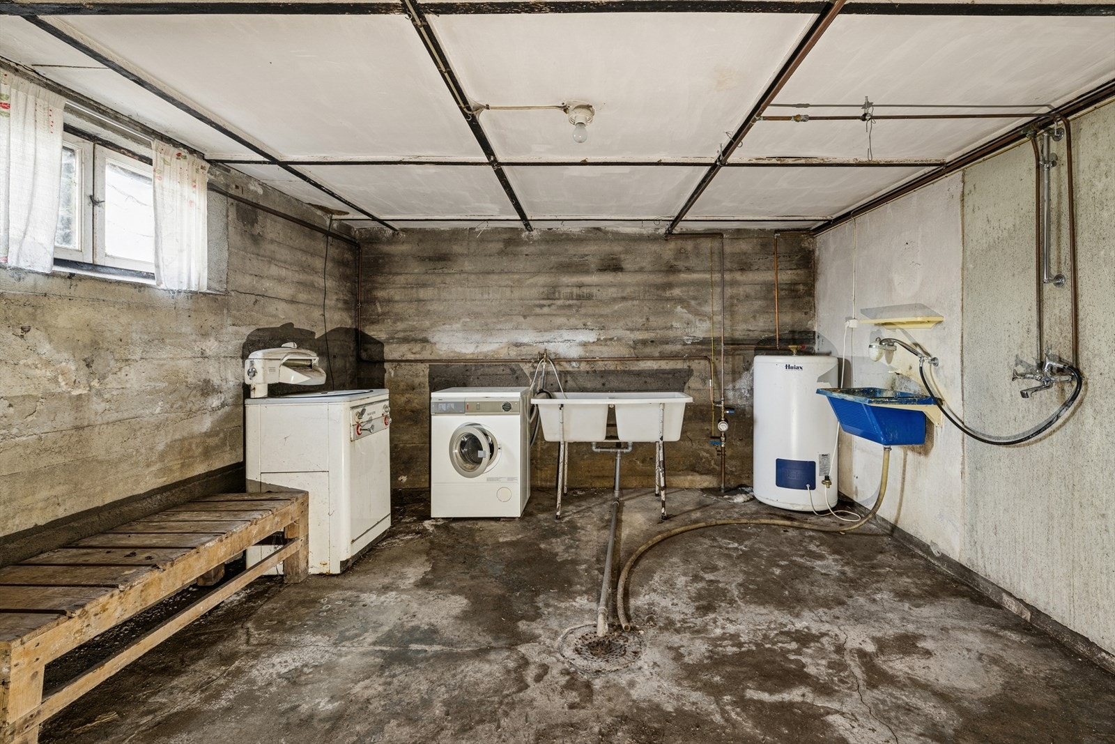 Vaskerom/bad holder svært enkel standard med rå betong på gulv og mur på vegger. Rommet er ellers utstyrt med toalett, dusj, utslagsvask og opplegg for vaskemaskin. Rommet har kun naturlig ventilasjon. Galleribilde