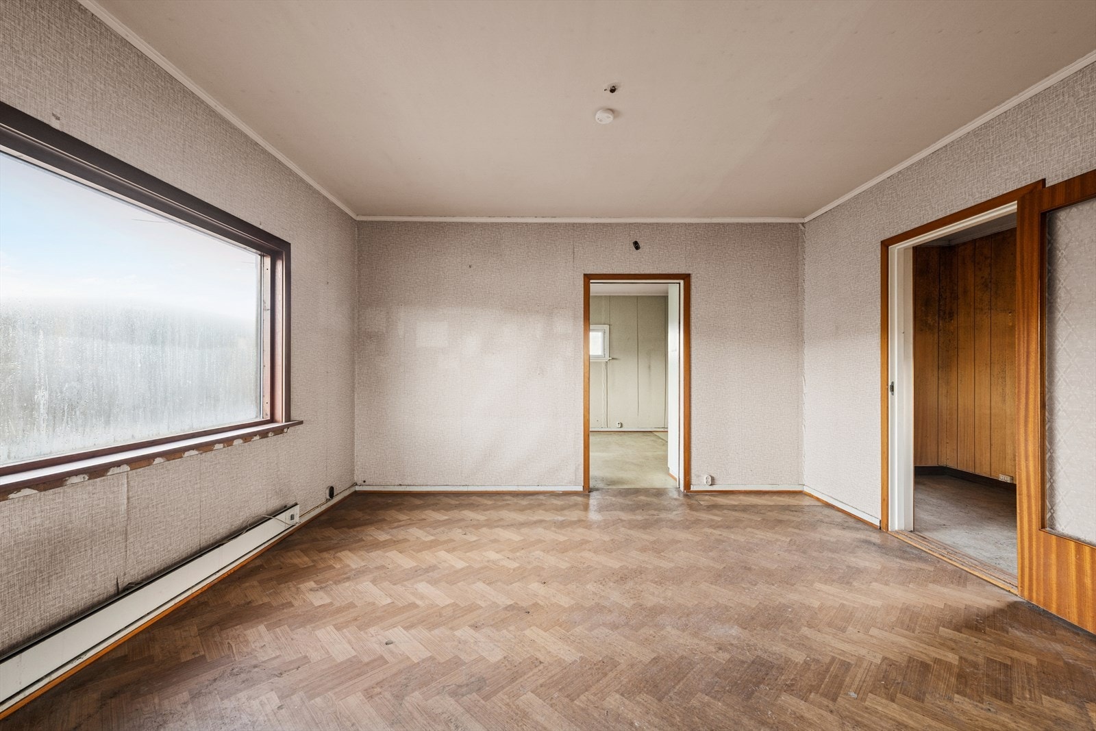 Boligen vurderes som et renoveringsobjekt og det må påregnes omfattende oppgradering og utbedring av de fleste konstruksjoner og bygningsdeler, både innvendig og utvendig. Galleribilde