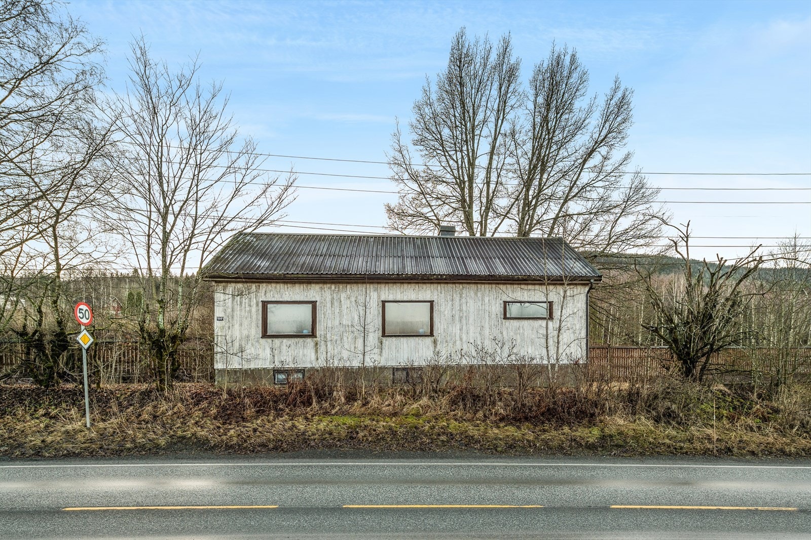 Boligen ble bygget i 1947 og har tilhørende garasje bygget i 1971. Galleribilde