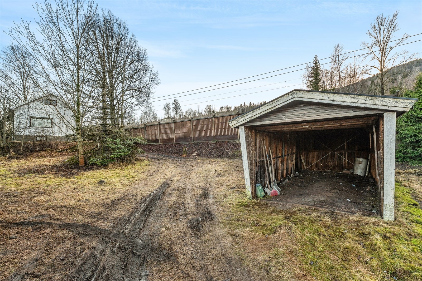 Enkel garasje fra 1971 og ellers gode parkeringsmuligheter på eiendommen. Galleribilde