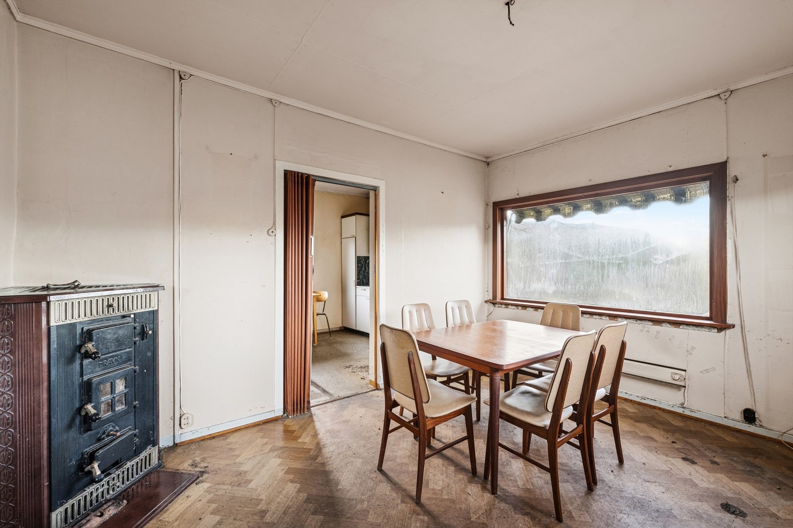 I stuen har man også et eldre ildsted. Piperehabilitering må påregnes. Galleribilde