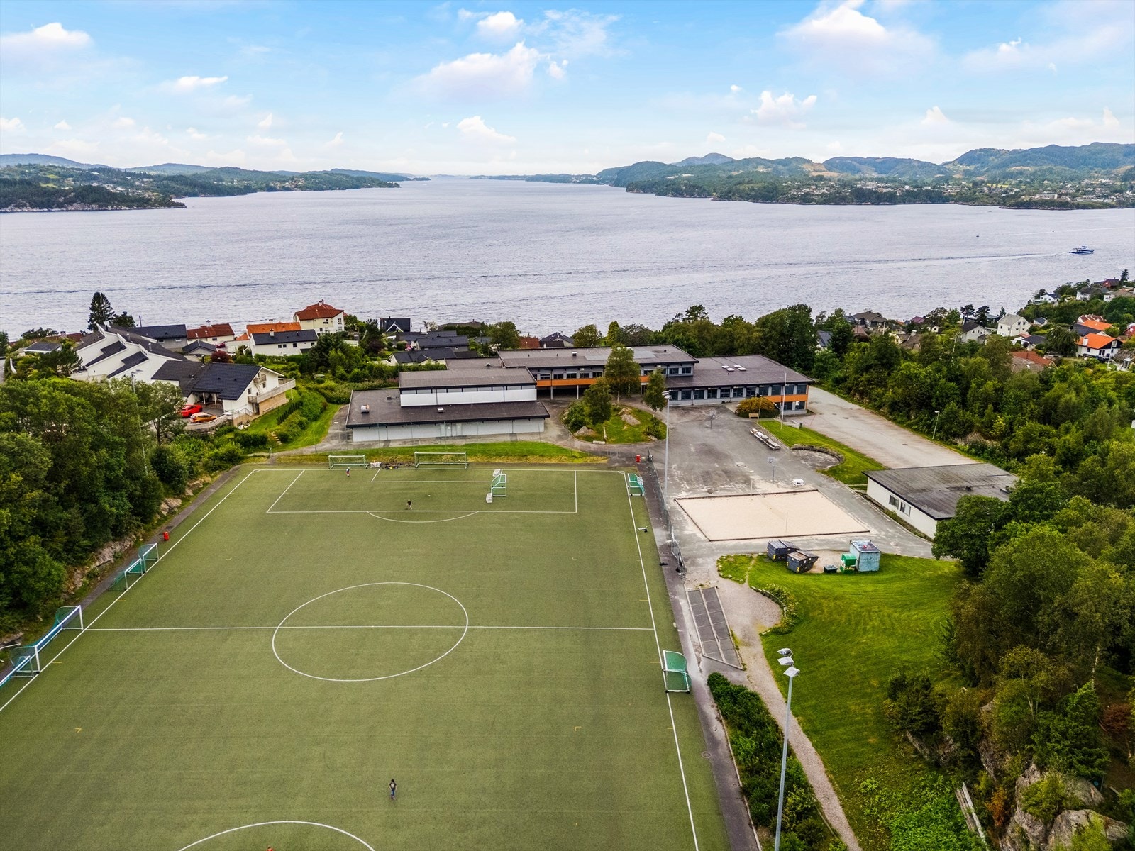 Ved sjøen er det bademuligheter ved Toppesanden Galleribilde