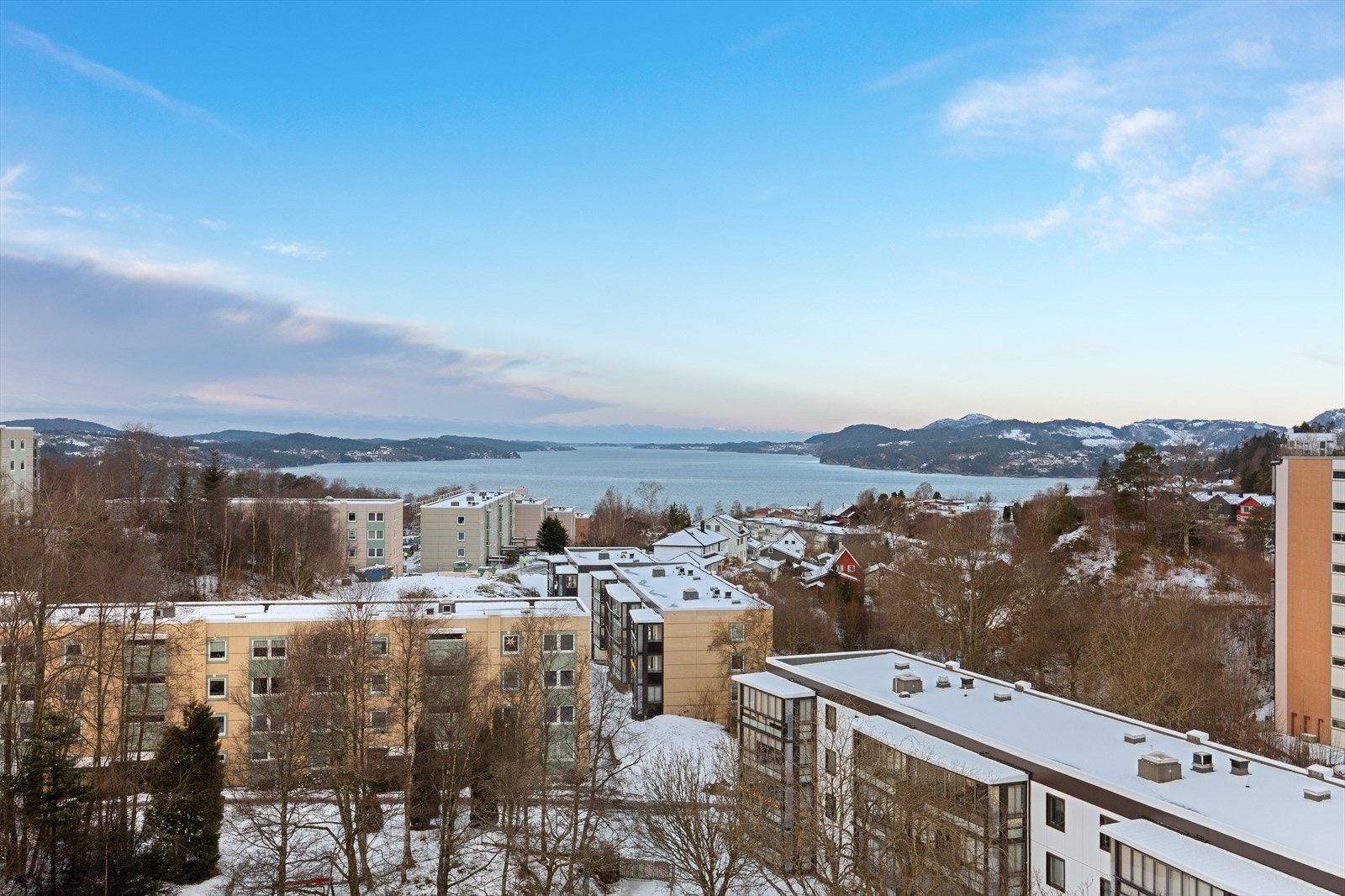 Utsikten er noe av det bedre du kan få i et borettslagsmarked og må oppleves for full effekt Galleribilde